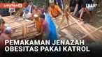 Sebuah pemakaman viral di media sosial lantaran tidak tampak seperti biasanya. Jenazah yang disebut alami obesitas ditutup dalam peti kayu yang lebih besar dari ukuran umumnya. Katrol dikerahkan saat hendak menurunkan jenazah ke liang kubur.