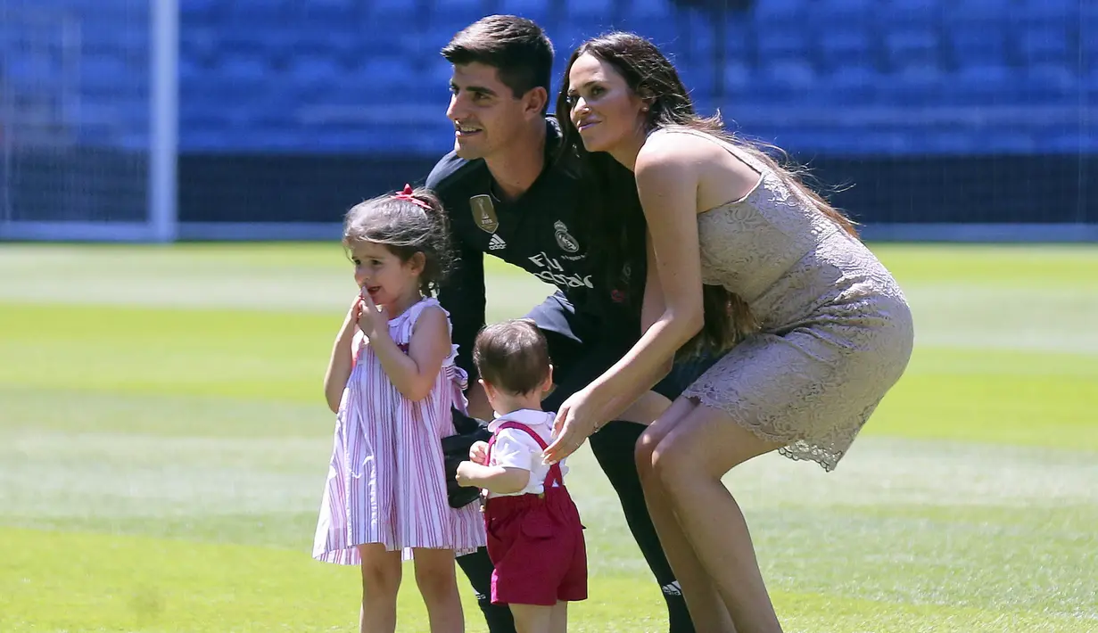 Kiper baru Real Madrid, Thibaut Courtois, saat diperkenalkan di Stadion Santiago Bernabeu, Madrid, Kamis (9/8/2018). Pemain berusia 26 tahun pindah setelah empat musim terakhir jadi kiper utama Chelsea. (AP/Andrea Comas)