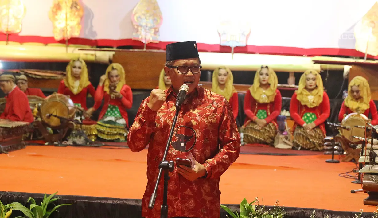Sekjen PDIP Hasto Kristiyanto memberikan sambutan saat acara Tasyakuran HUT ke-46 PDIP di Tugu Proklamasi, Jakarta, Sabtu (20/7/2019). Dalam tasyakuran tersebut, digelar pertunjukkan wayang kulit dengan mengambil lakon "Aji Norontoko". (Liputan6.com/Herman Zakharia)