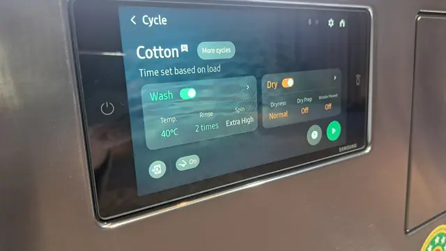 Layar sentuh berukuran 7 inci di mesin cuci pintar Bespoke AI Laundry Combo