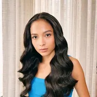 Putri Marino terkenal dengan gaya rambut bondolnya yang manis. Penampilan terbarunya dengan rambut panjang ini mengundang banyak perhatian. Rambut panjangnya ditata bergelombang yang loose. [Foto: Instagram/putrimarino]