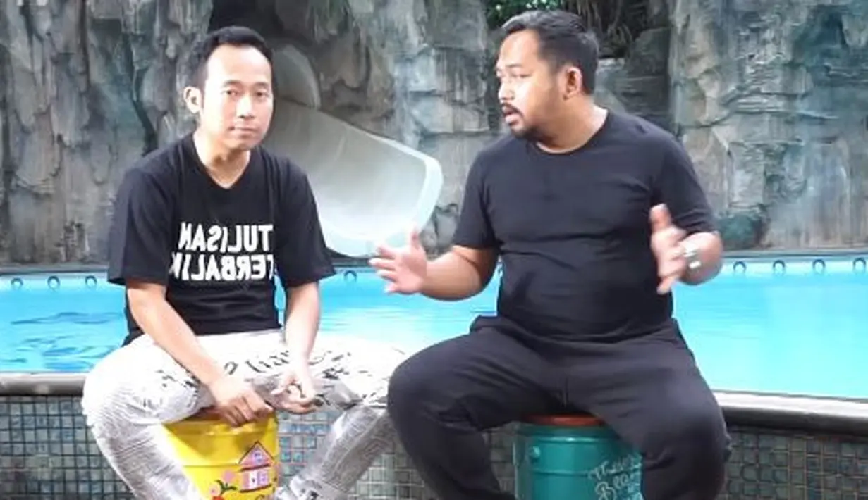 Deni pun akhirnya berusaha mengeluarkan koin di dalam mulut Bedu dengan segala cara. Setelah dipukul dari belakang, akhirnya koin pun keluar.  (YouTube/Kanal Beddu)