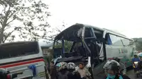 Lima orang mengalami luka berat akibat tabrakan beruntun yang melibatkan tiga bus. (Liputan6.com/Jayadi Supriadin)