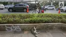 Warga bersepeda setelah jam kerja di jalur khusus sepeda kawasan Jalan Sudirman, Jakarta, Selasa (14/7/2020). Jalur sepeda bernama pop-up bike lane yang berada di sepanjang Jalan Jenderal Sudirman dan MH Thamrin berjarak sekitar 14 Km. (Liputan6.com/Fery Pradolo)