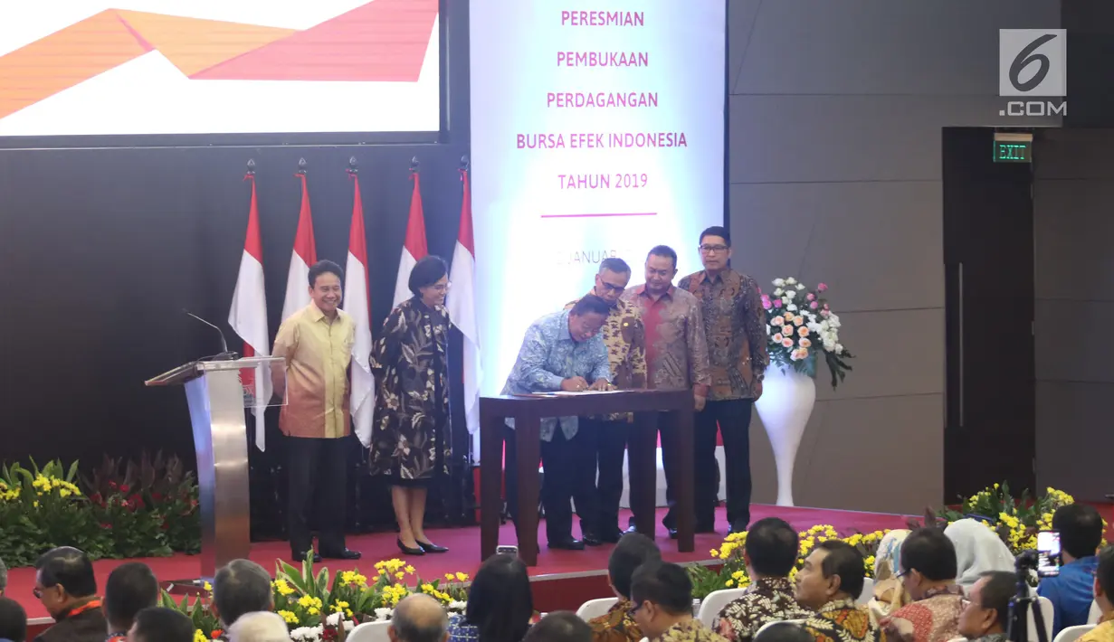 Menko Bidang Perekonomian, Darmin Nasution (batik biru) membuka perdagangan saham perdana 2019 di Gedung BEI, Jakarta, Rabu (2/1). IHSG menguat 10,4 poin atau 0,16 persen ke 6.204 pada pembukaan perdagangan saham 2019. (Liputan6.com/Angga Yuniar)