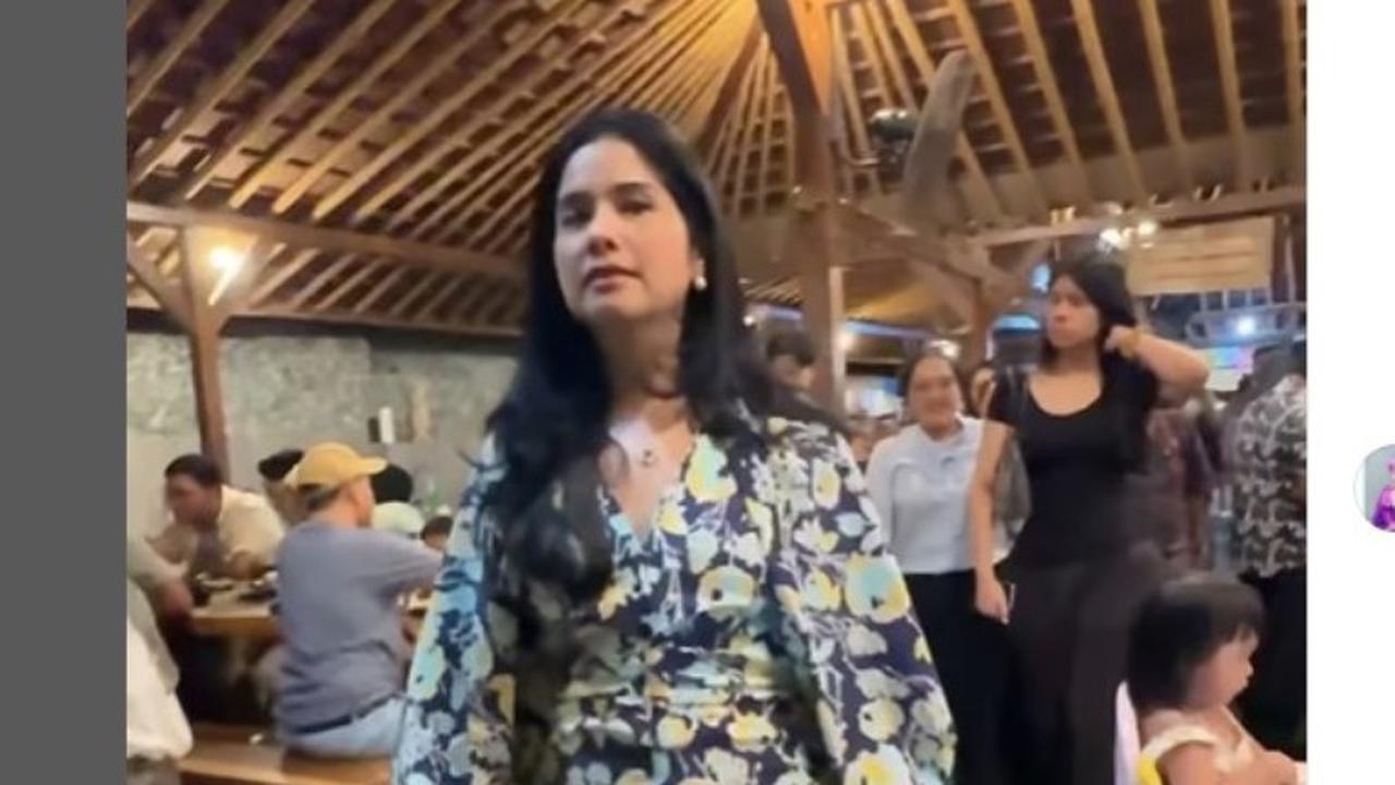 Makan Nasi Tempong di Bali,  Anak Annisa Pohan Pakai Tas dari Brand Favorit Selebriti Indonesia