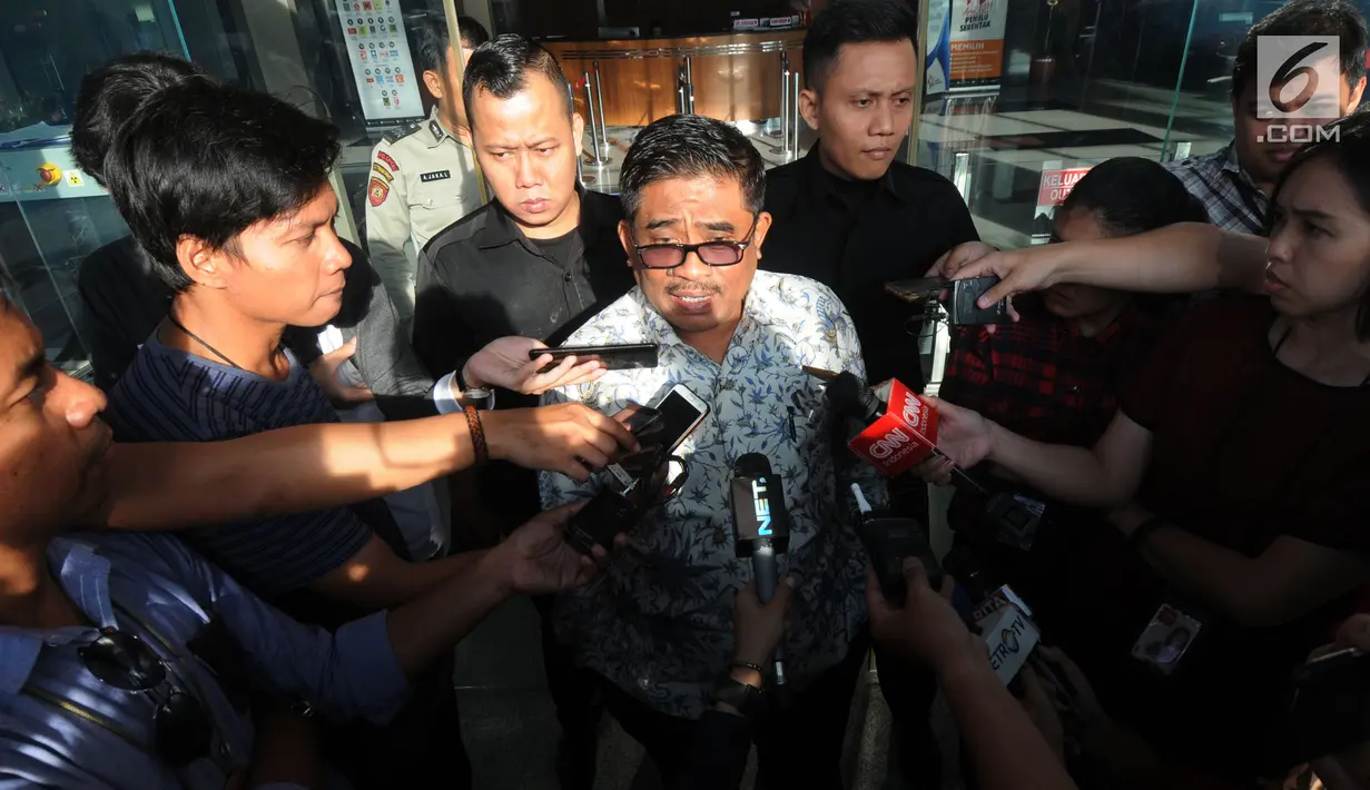 Dirjen Otda Kemendagri Soni Sumarsono menjawab pertanyaan wartawan usai diperiksa oleh penyidik di Gedung KPK, Jakarta, Kamis (10/1). Soni diperiksa sebagai saksi terkait dugaan kasus suap pengurusan izin pembangunan Meikarta. (Merdeka.com/Dwi Narwoko)