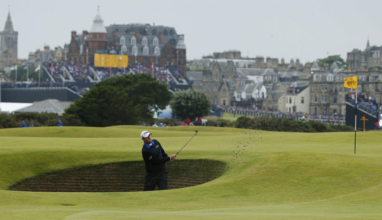 Pegolf Australia, Marc Leishman, sedang memukul bola dari dalam bunker di lubang 16 dalam Turnamen Golf Inggris Terbuka di Old Course di St. Andrews, Skotlandia. (20/7/2015). (REUTERS/Paul Childs)