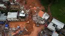 Tanah longsor telah menimbun sejumlah rumah warga dan menyebabkan kerusakan infrastruktur yang signifikan. Tampak foto udara menunjukkan tim penyelamat mencari korban di tengah reruntuhan setelah tanah longsor akibat hujan lebat di lingkungan Barrio Parque Jardim Burnier, Juiz de Fora, Negara Bagian Minas Gerais, Brasil, pada 24 Februari 2026. (Pablo PORCIUNCULA/AFP)