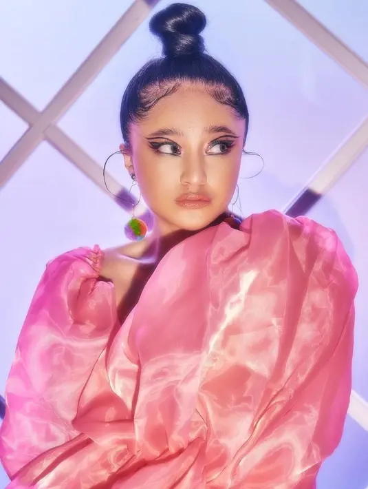 "Iya jadi aku kayak ngerasa bener-bener harus laki-laki yang, apa ya, takut salah aja sih sebenernya. Kalau bisa sih yang lebih dominan dari aku karena aku orangnya lumayan dominan. Dan tidak merasa terintimidasi dengan sifat dominan Marshanda juga. (Instagram/marshanda99)