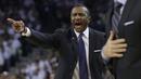 Ekspresi pelatih Toronto Raptors, Dwane Casey memberikan instruksi kepada anak asuhnya saat melawan Golden State Warriors pada lanjutan NBA basketball game di Oracle Arena, (28/12/2016). Warriors menang 121-111. (AP/Jeff Chiu)