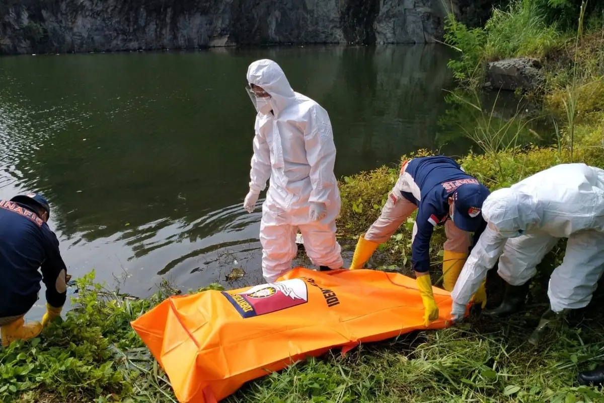 Jasad Ibu Muda Yang Tewas Mengambang Di Kolam Bekas Galian. (Selasa, 02/03/2021). (Dokumentasi Polres Cilegon).