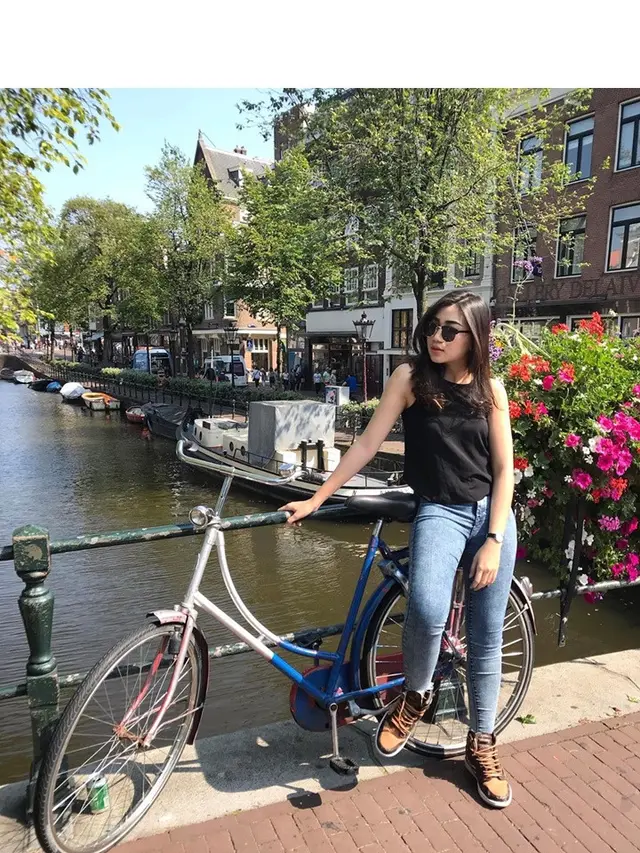 7 Gaya Cyndyana Lorens Adik Kriss Hatta saat Liburan di Luar Negeri, Tampil Stylish