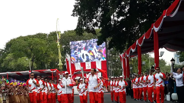 Presiden Jokowi membawa obor Asian Games 2018 di Istana Kepresidenan. (Merdeka.com)