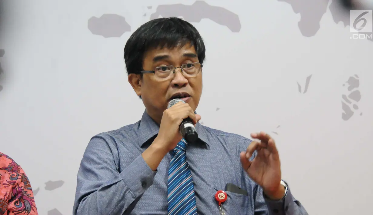 Direktur Perijinan Pengaturan dan Pengawasan Fintech OJK Hendrikus Passagi menjelaskan fintech di Indonesia, Jakarta, Rabu (12/12). OJK menyatakan hanya mengawasi p2p lending yang terdaftar yang jumlahnya mencapai 77 fintech. (Liputan6.com/Angga Yuniar)