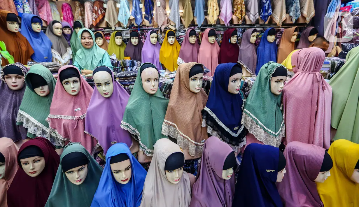 Ragam busana muslim dipajang di salah satu toko pakaian wanita di Pasar Cipulir, Jakarta Selatan, Rabu (6/3/2024). (Liputan6.com/Angga Yuniar)