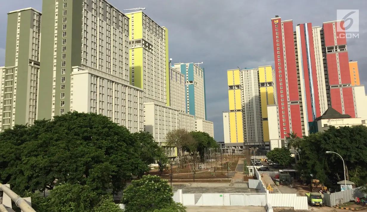 Gedung apartemen berjajar di kawasan Kemayoran, Jakarta, Jumat (19/1). Konsultan properti Savills Indonesia memperkirakan pasokan apartemen baru di Jakarta akan bertambah 70.000 unit dalam rentang tahun 2018-2021. (Liputan6.com/Immanuel Antonius)