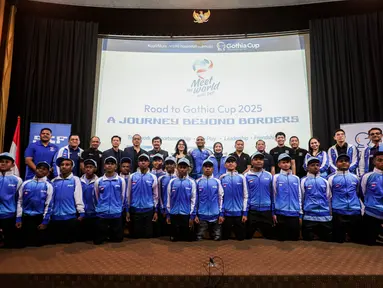 Sejumlah pemain Papua Football Academy (PFA) berfoto bersama dengan perwakilan Kemenpora dan PSSI saat acara pelepasan menuju Gothia Cup 2025 di Ruang Teater Kemenpora RI, Jakarta, Jumat (11/07/2025). (Bola.com/Bagaskara Lazuardi)