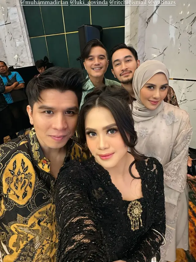 7 Potret Syahnaz Sadiqah dan Jeje di Pernikahan Ade Govinda, Tampil Kompak