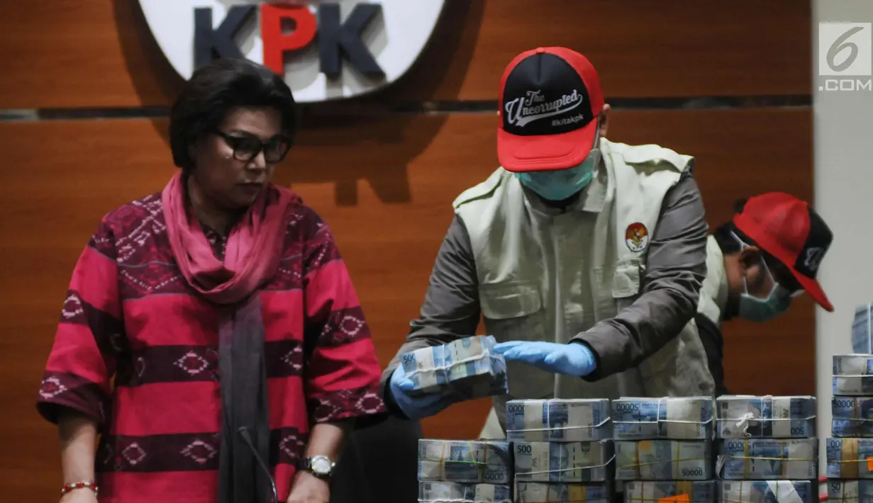 Wakil Ketua KPK Basaria Pandjaitan menyaksikan penyidik menunjukan barang bukti hasil pengembangan OTT di Walikota Kendari Sulawesi Tenggara (Sultra) di gedung KPK, Jakarta, Jumat (9/3). (Merdeka.com/Dwi Narwoko)