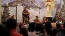 Miniatur yang menggambarkan peristiwa kelahiran Yesus Kristus di Gereja Katedral, Jakarta, Kamis (25/12/2014). (Liputan6.com/Faizal Fanani)