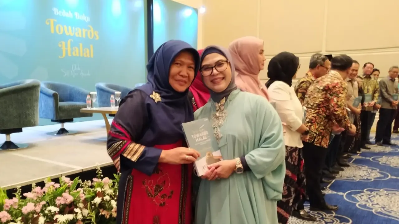 Putri ketiga wakil presiden Ma'ruf Amin, Siti Nur Azizah meluncurkan buku berjudul Towards Halal.
