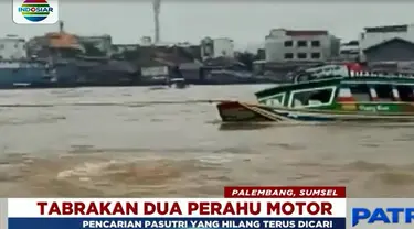 Petugas Gabungan mencari pasutri yang tenggelam dalam peristiwa tabrakan dua perahu motor cepat di Sungai Musi.