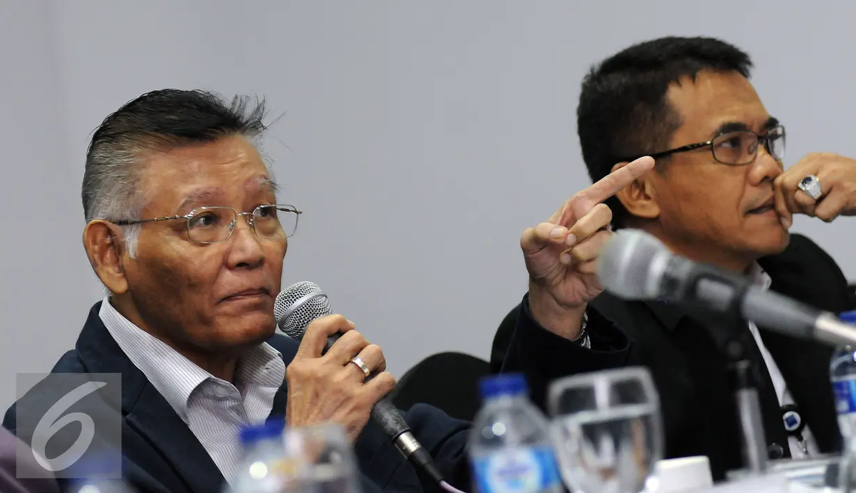 Anggota Pansel Kompolnas, Romli Atmasasmita (kiri) mengajukan pertanyaan pada salah satu peserta seleksi Calon Anggota Kompolnas 2016-2020 di Jakarta, Rabu (6/4/2016). 24 peserta mengikuti sesi wawancara terbuka. (Liputan6.com/Helmi Fithriansyah)