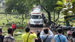 Mobil jenazah yang membawa jasad presenter Rina Gunawan di TPU Tanah Kusir, Jakarta, Rabu (3/3/2021). Rina Gunawan mengembuskan napas terakhirnya di RSPP Simprug Pada Selasa (2/3/2021) malam. (Kapanlagi.com/Budy Santoso)