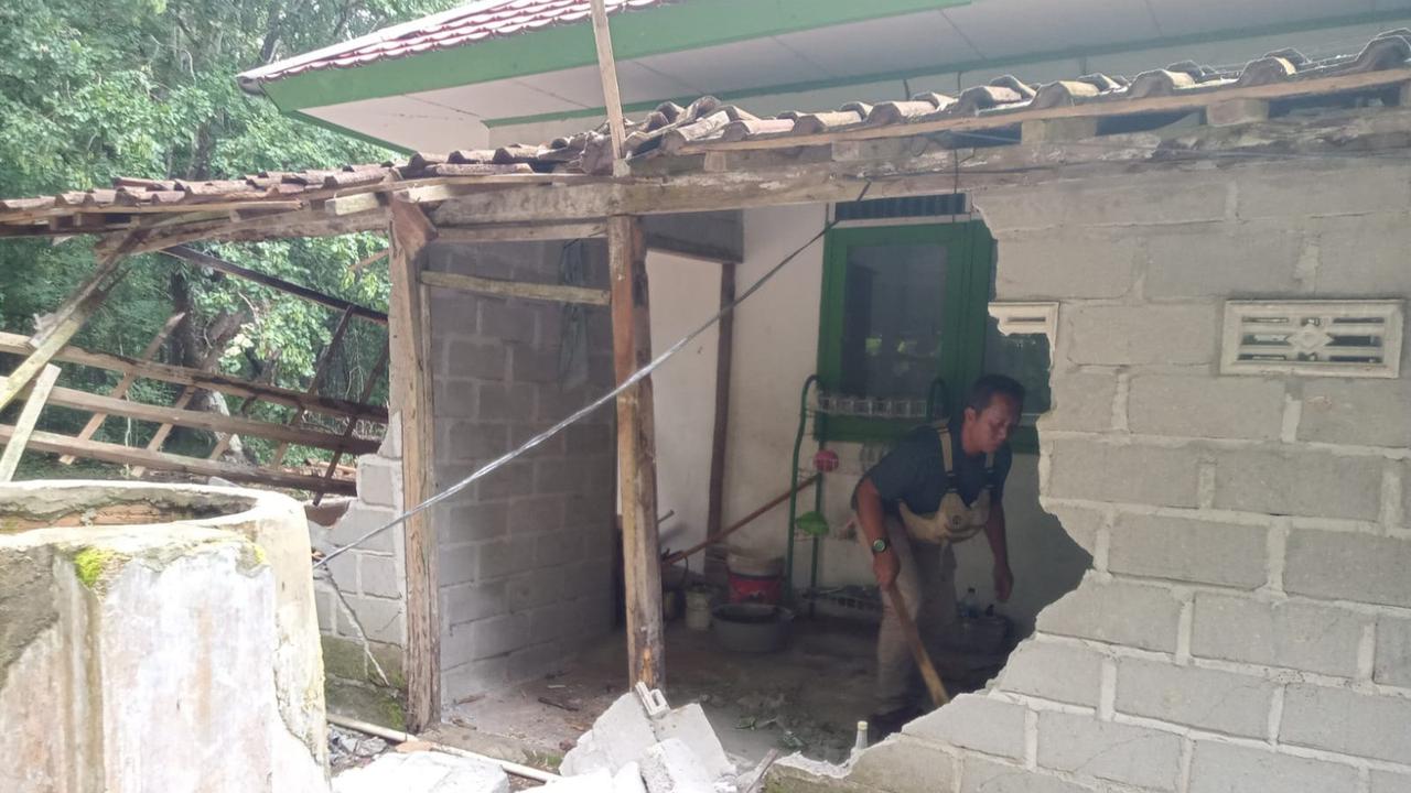 Dapur Pos Polhut di Taman Nasional Way Kambas yang bolong akibat dirusak gajah liar. Foto : (Istimewa).