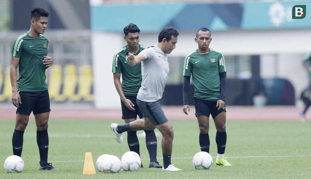 Pelatih Indonesia, Bima Sakti, menendang bola saat sesi latihan di Stadion Wibawa Mukti, Jawa Barat, Jumat (02/11/2018). Latihan tersebut dalam rangka persiapan jelang laga Piala AFF 2018.  (Bola.com/M Iqbal Ichsan)