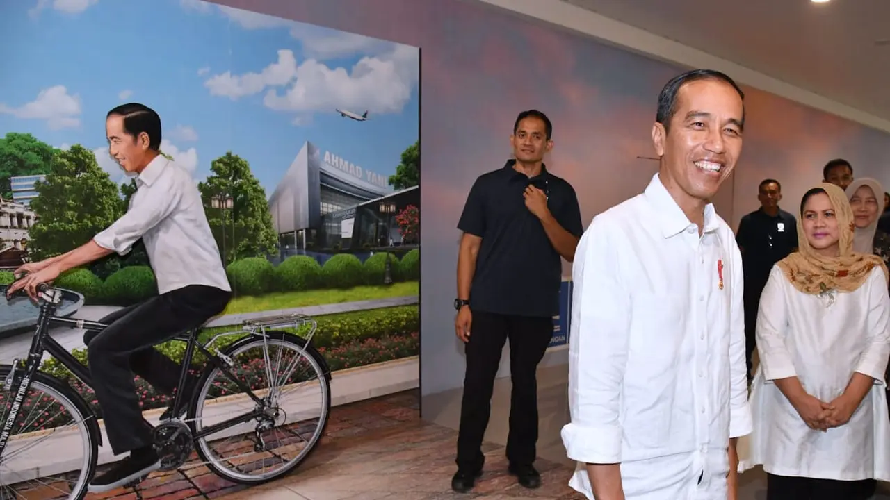 Ekspresi Presiden Jokowi saat dibonceng oleh replika Jokowi dengan sepeda di Bandara Ahmad Yani, Semarang. (Facebook Presiden Joko Widodo)
