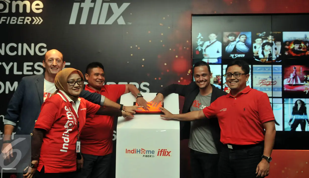 Peresmian kerja sama Telkom dengan Iflix yang akan hadir dalam saluran IndiHome, Jakarta, Selasa (19/4). Pelanggan layanan internet IndiHome akan dapat menonton berbagai judul film hingga total 20.000 jam secara online. (Liputan6.com/Johan Tallo)