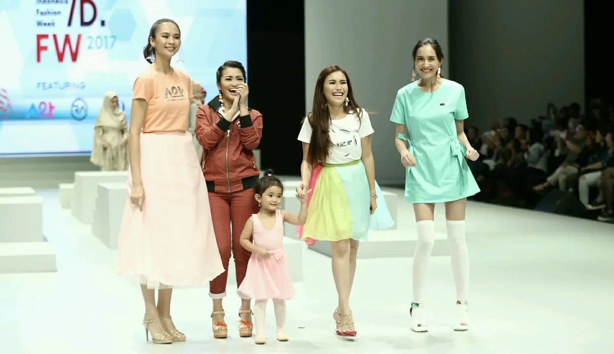 Tidak ingin memaksakan anaknya menekuni bidang tertentu, sebagai orang tua Ayu hanya ingin mendukung dan memberikan yang terbaik jika suatu saat nanti Bilqis tertarik pada suatu bidang yang disenanginya, termasuk jadi model. (Galih W. Satria/Bintang.com)