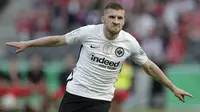 Penyerang Eintracht Frankurt, Ante Rebic, melakukan selebrasi usai membobol gawang Bayern Munchen pada laga final  DFB Pokal di Stadion Olympiastadion Berlin, Minggu (20/5/2018). Eintracht Frankurt menang 3-1 atas Bayern Munchen. (AP/Michael Sohn)