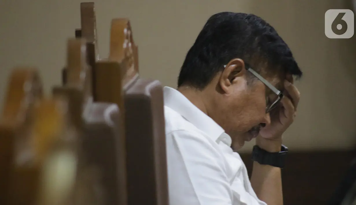 Terpidana penyalahgunaan kewenangan untuk penerbitan izin usaha pertambangan (IUP) di Sulawesi Tenggara, Nur Alam saat mengikuti sidang peninjauan kembali (PK) di Pengadilan Negeri Jakarta Pusat, Kamis (31/10/2019). Sidang beragendakan pembacaan memori pengajuan PK. (Liputan6.com/Helmi Fithriansyah)