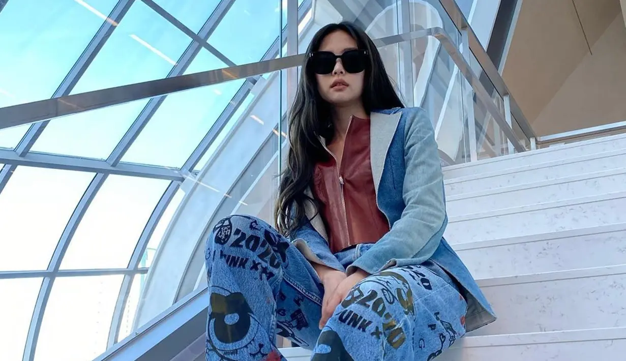 Memadukan jaket kulit dengan outer jenas serta celana senada, gaya penampilan Jennie pun curi perhatian. Ia juga memilih mengurai rambut panjangnya serta menggunakan kacamata dengan bingkai cukup besar. (Liputan6.com/IG/@jennierubyjane)