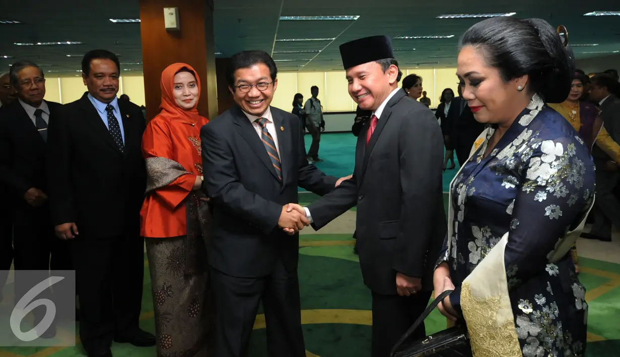 Ketua Dewan Komisioner OJK, Muliaman D Hadad (kiri) bersalaman dengan Mirza Adityaswara usai pelantikan Anggota Dewan Komisioner Otoritas Jasa Keuangan di Sekretariat Mahkamah Agung, Jakarta, Kamis (20/8/2015). (Liputan6.com/Helmi Fithriansyah)