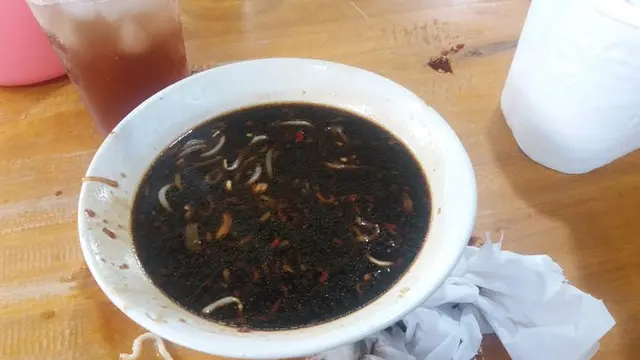 6 Momen Apes Ketumpahan Kecap saat Makan Ini Bikin Elus Dada