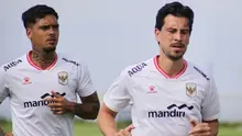 Thom Haye dan Shayne Pattynama dalam sesi latihan Timnas Indonesia di Bali United Training Center, Gianyar, Bali, Sabtu (18/7/2926). (Bola.com/Alit Binawan)
