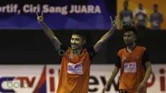 Pemain IPC Pelindo, Sandy Gempur Purnama, merayakan gol yang dicetaknya ke gawang WPK MBU Makassar dalam laga Seri III Grup B Wilayah Timur Pro Futsal League 2016 di GOR 17 Desember, Mataram, NTB, Sabtu (12/3/2016). (Bola.com/Arief Bagus)
