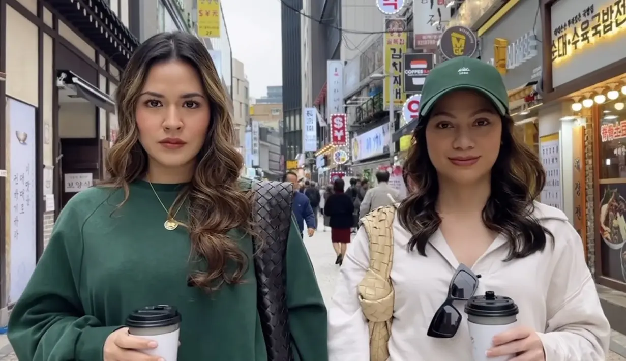 Ibu satu anak ini juga tampil dengan pakaian musim dinginnya, mengenakan sweater hijau sambil membawa tas hitam serta kalung keemasan.  [@raisa6690]