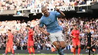 Striker Manchester City Erling Haaland berselebrasi setelah mencetak gol kedua ke gawang Brighton and Hove Albion lewat tendangan penalti pada pertandingan Liga Inggris di Etihad Stadium, Sabtu, 22 Oktober 2022. (Oli SCARFF / AFP)