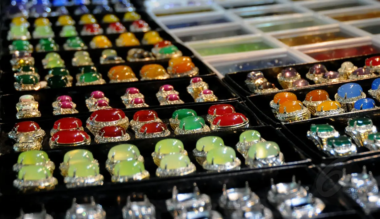 Sejumlah batu akik dipajang pedagang pasar Gems Center di Kawasan Rawa Bening, Jakarta, (27/9/2014). (Liputan6.com/Helmi Fithriansyah)