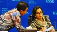 Menkeu Sri Mulyanai berbincang dengan Ketua OJK Muliaman D Hadad saat rilis stabilitas keuangan Indonesia, Jakarta, Jumat (3/2). Penilaian dilakukan berdasarkan sisi moneter, kebijakan fiskal, makro prudensial, pembayaran. (Liputan6.com/Angga Yuniar)