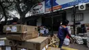 Pegawai jasa ekspedisi mengecek barang yang akan dikirim ke daerah di Pasar Senen, Jakarta Pusat, Selasa (5/5/2020). Jasa pengiriman barang melalui kereta mengalami penurunan sebagai imbas pandemi Covid-19. (Liputan6.com/Faizal Fanani)