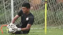 Kiper Persija Jakarta, Gianluca Rossi, menangkap bola saat latihan di Lapangan Sutasoma, Jakarta, Senin (26/3/2018). Macan Kemayoran merekrut kiper Timnas Indonesia U-19 untuk mengisi kuota tambahan. (Bola.com/Asprilla Dwi Adha)