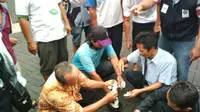 Segel Kantor Grab di Cirebon, Sopir Angkot Patungan Beli Gembok 