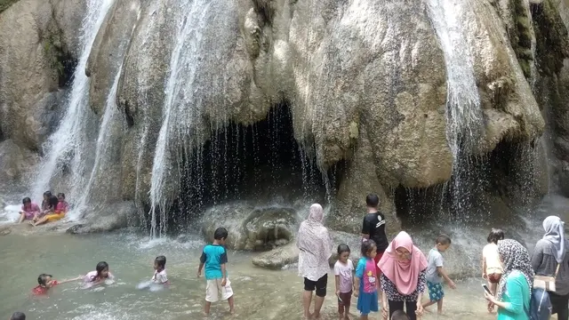 Ada goa berdiamter 5 meter dibawah air terjun Goa Kebon