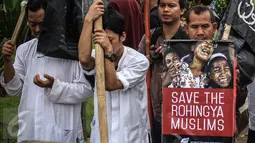 Para massa saat menggelar aksi unjuk rasa di depan Istana Merdeka, Jakarta, Kamis (24/11). Dalam aksinya mereka mengecam keras pembunuhan kaum minoritas muslim di Rohingya, Myanmar. (Liputan6.com/Faizal Fanani)